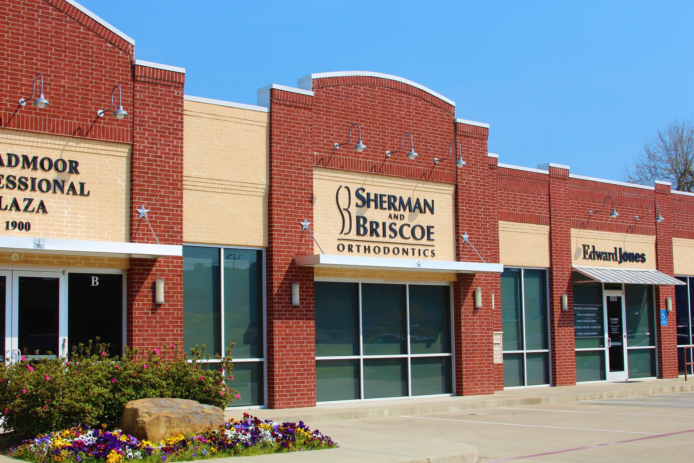 Brick exterior of the Sherman & Briscoe Orthodontics office in Marshall.